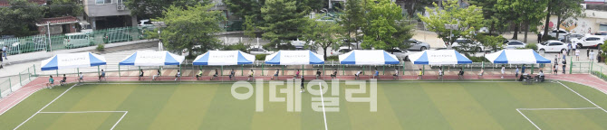 거리를 두며 코로나19 검사 기다리는 학생들                                                                                                                                                         