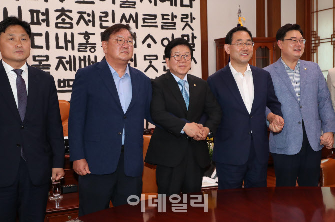박병석 의장과 손잡는 여야 원내대표                                                                                                                                                                