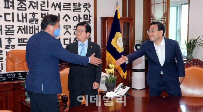 악수하는 여야 원내대표                                                                                                                                                                            