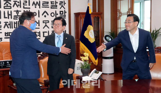 악수하는 김태년-주호영                                                                                                                                                                            