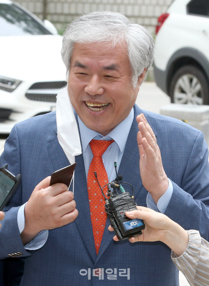 취재진 질문에 답하는 전광훈 목사                                                                                                                                                                  