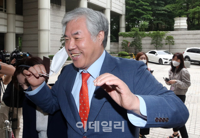 전광훈 목사, 밝게 웃으며 법정으로                                                                                                                                                                 