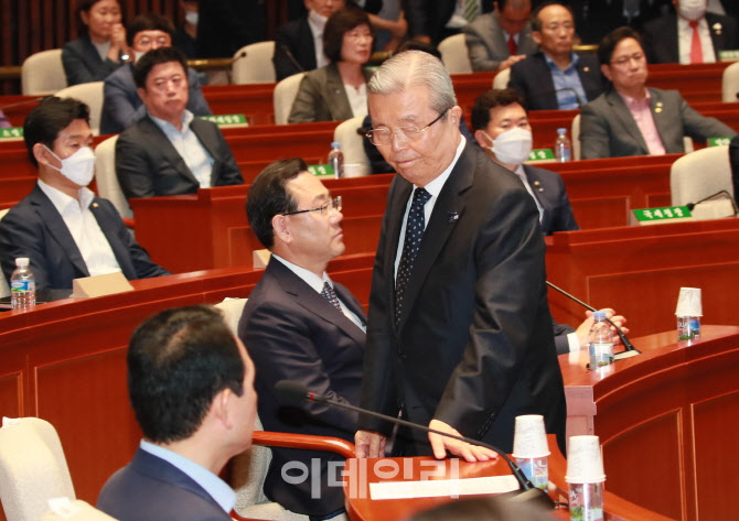 민주당 상임위 '싹쓸이', '표정 어두운 김종인-주호영'                                                                                                                           