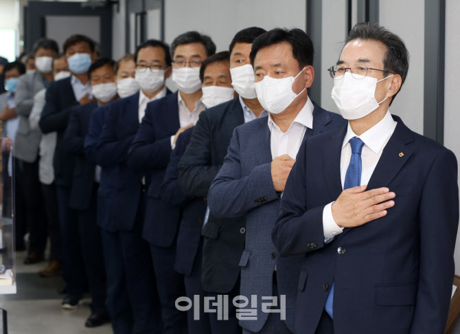  국민의례하는 이성희 농협회장                                                                                                                                                                     