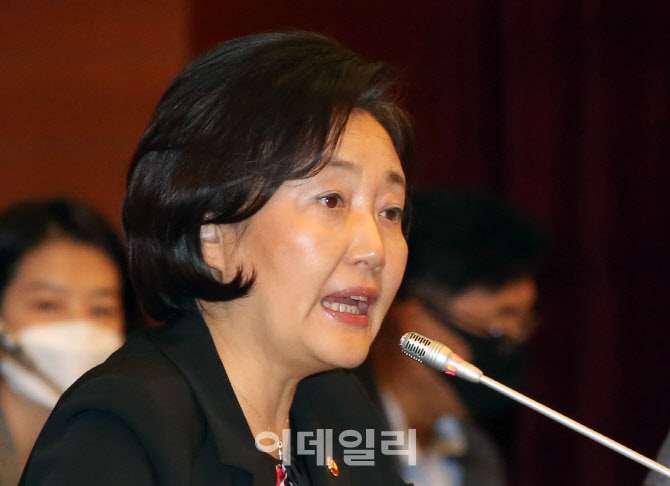 '국민배심원단과 함께하는 규제자유특구 심의위원회'에서 발언하는 박영선 장관                                                                                                              