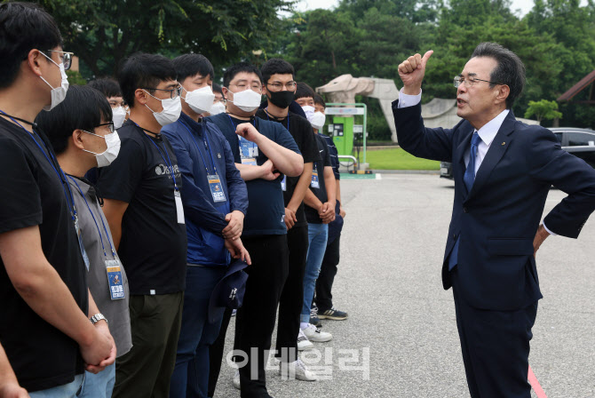 청년농부 격려하는 이성희 농협회장                                                                                                                                                                