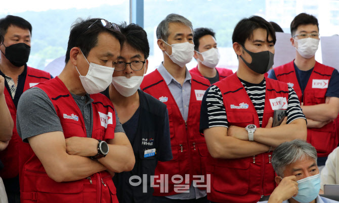 팔짱 낀 이스타항공 노조원들                                                                                                                                                                       