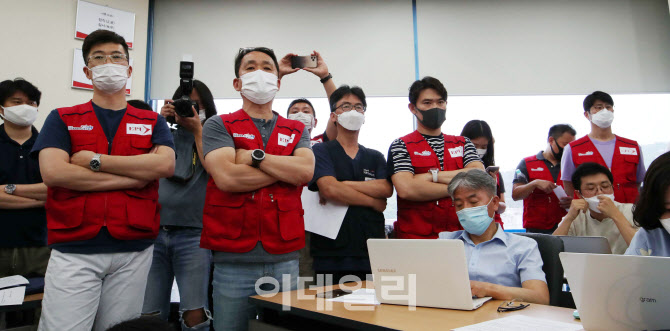 기자회견 바라보는 이스타항공 노조원들                                                                                                                                                             