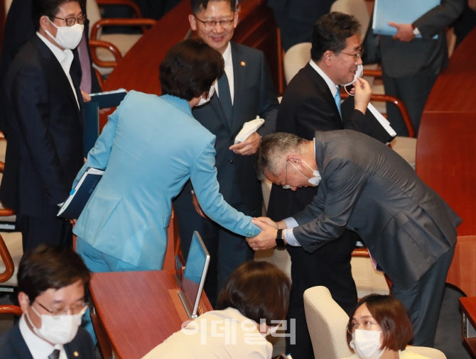 '인사 나누는 추미애-최강욱'                                                                                                                                                             