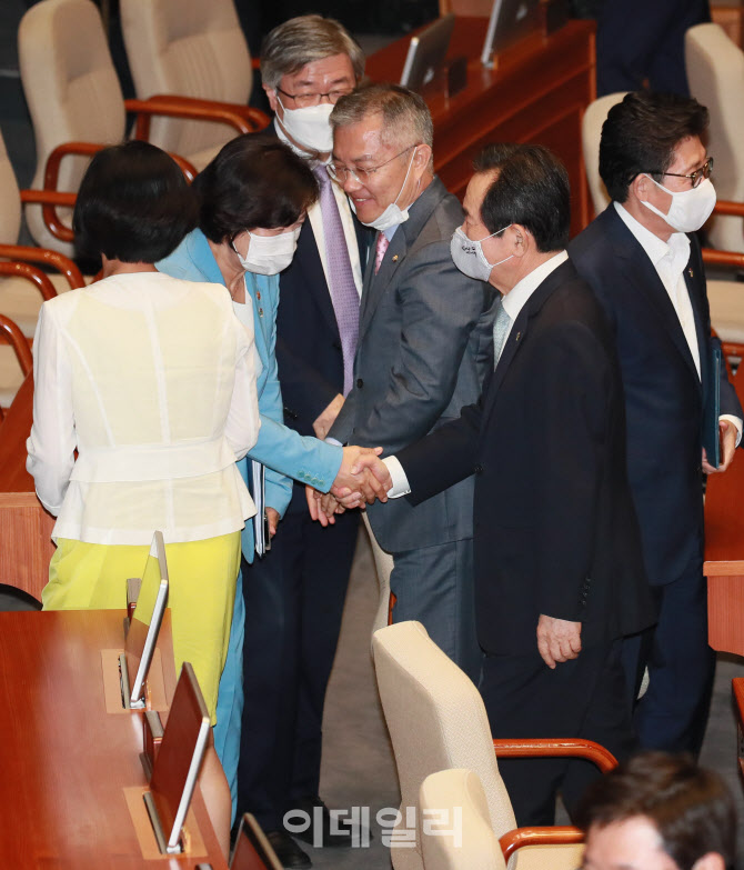 '악수하는 정세균-추미애'                                                                                                                                                                