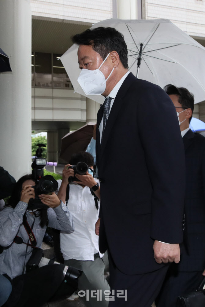 영장실질심사 출석하는 이웅열 전 회장                                                                                                                                                              