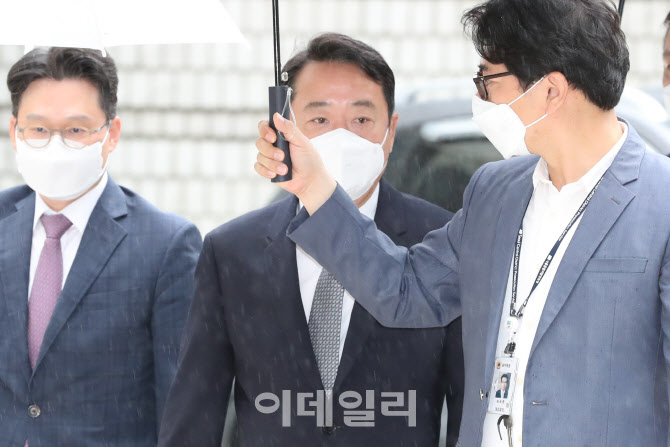 '인보사 사태' 이웅열 전 코오롱 회장, 법원 출석                                                                                                                                          