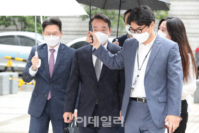 법원 출석하는 이웅열 전 코오롱 회장                                                                                                                                                               