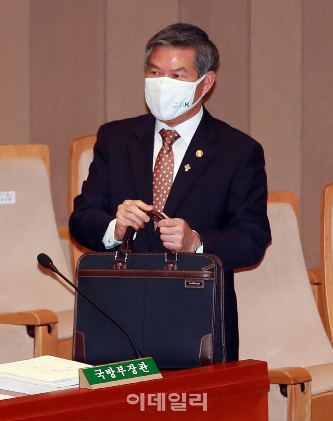 '예결위 전체회의 출석한 정경두 국방부 장관'                                                                                                                                             