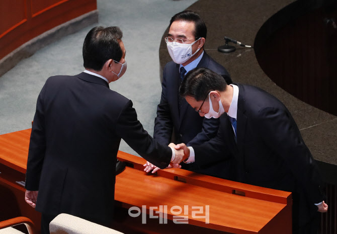 예결위 전체회의, '악수하는 정세균-정성호'                                                                                                                                               