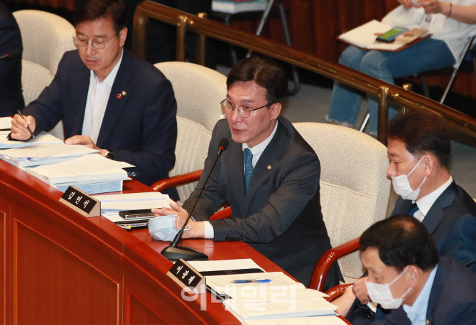예결위 전체회의, '인사말하는 김민석 의원'                                                                                                                                               