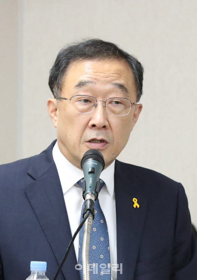 발언하는 문호승 소위원장                                                                                                                                                                          