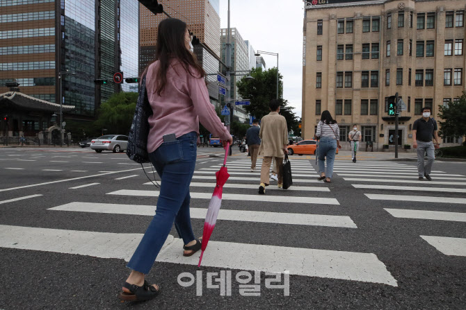 [포토]우산을 들고 출근하는 시민