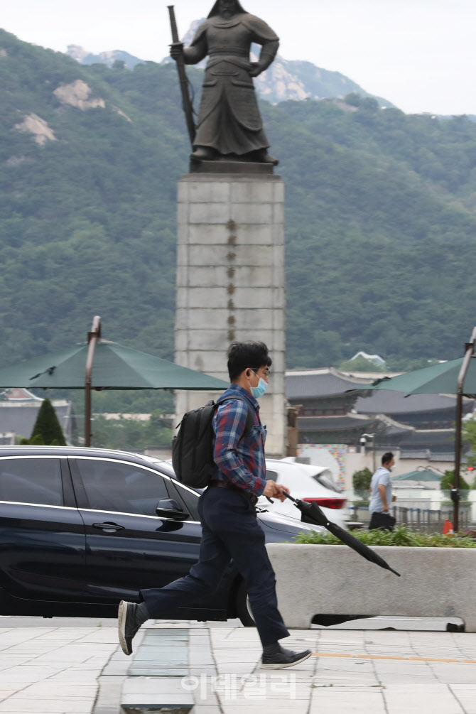 [포토]우산 들고 뛰는 한 시민