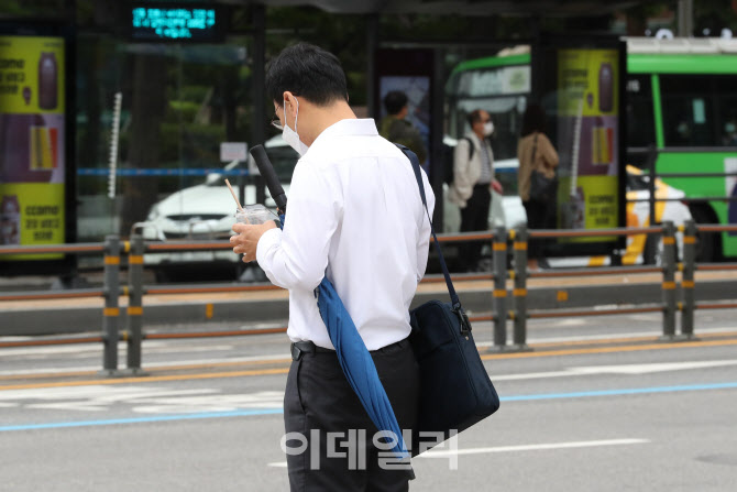 [포토]장마철 출근길 우산은 필수