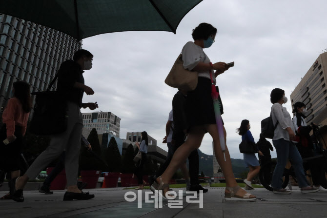 [포토]비가 안와도 장마철 출근길은 우산 필수
