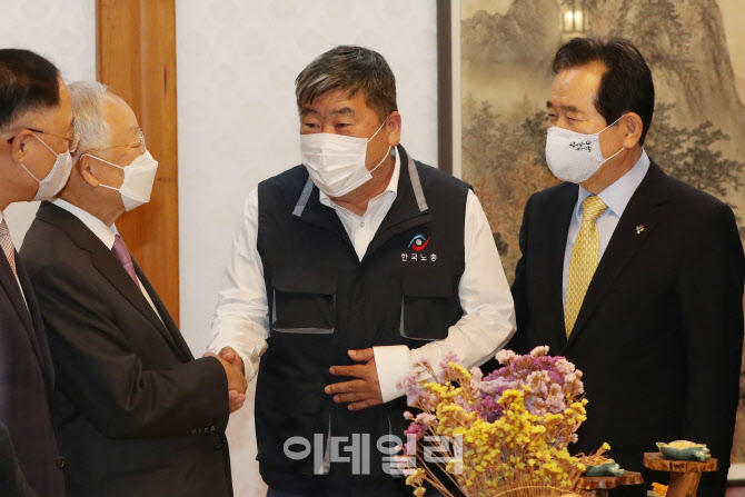 [포토]인사 나누는 손경식 회장-김동명 위원장