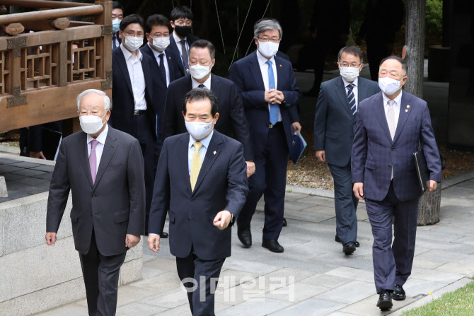 [포토]이동하는 노사정 협약식 참석자들