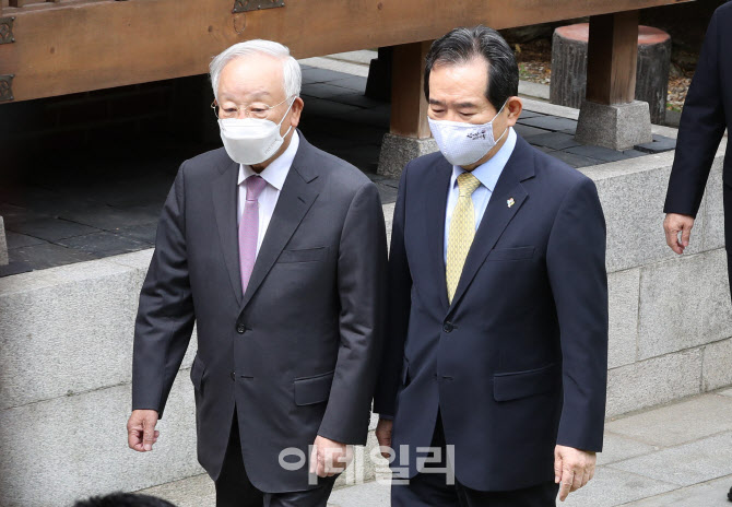 [포토]이동하는 정세균 총리-손경식 회장