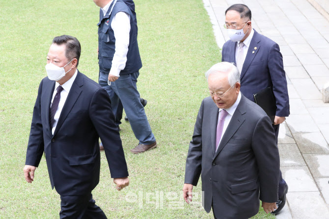 [포토]발길 돌리는 박용만 회장-손경식 회장