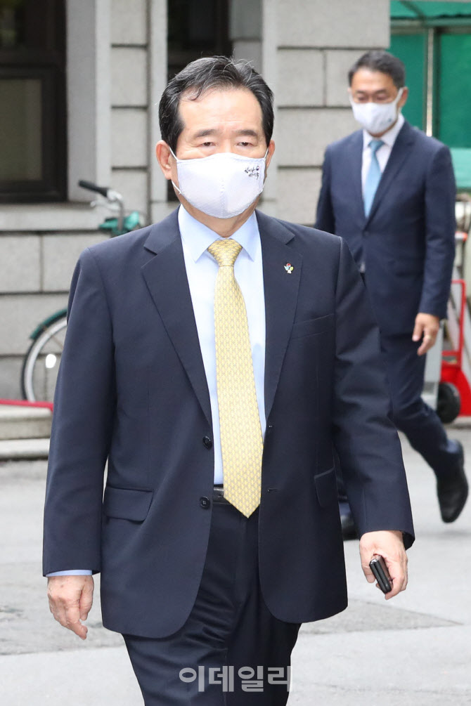 [포토]이동하는 정세균 총리