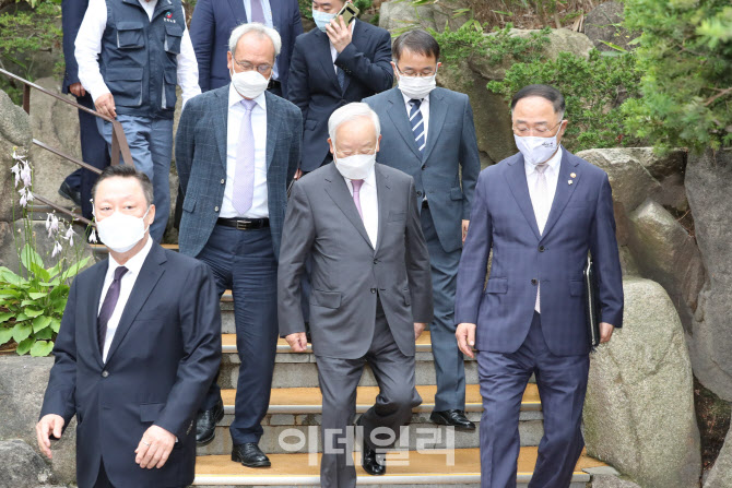 [포토]노사정 대표자 협약식 취소에 발길 돌리는 참석자들