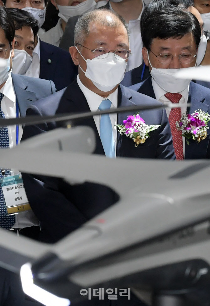 자사의 도심항공모빌리티(UAM) S-A1 살펴보는 정의선 부회장                                                                                                                                          