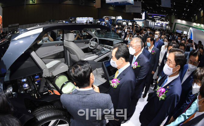 '넥쏘' 살펴보는 내빈들                                                                                                                                                                  