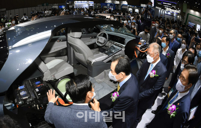 현대차 '넥쏘' 내부 살펴보는 내빈들                                                                                                                                                      