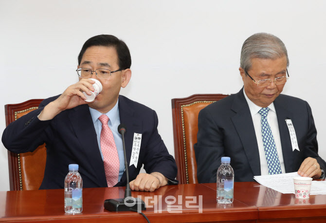 통합당 비대위, '물 마시는 주호영 원내대표'                                                                                                                                              