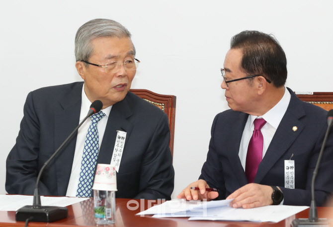 통합당 비대위, '논의하는 김종인-이종배'                                                                                                                                                 