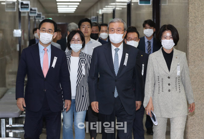 통합당 비대위 참석하는 김종인-주호영                                                                                                                                                              