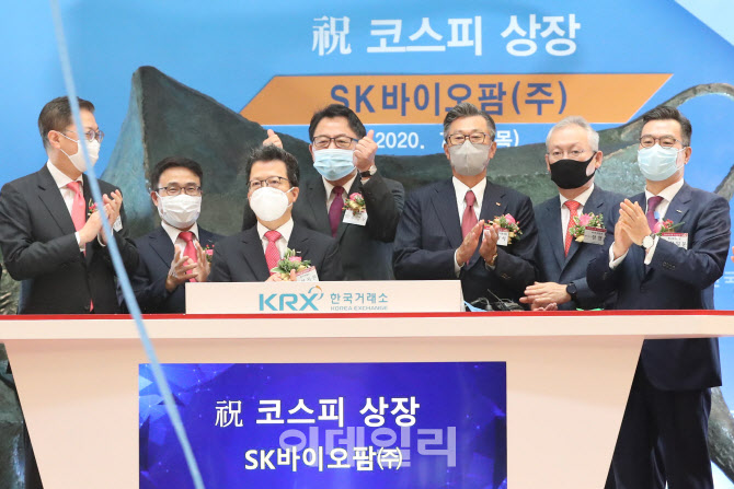 엄지를 들어올린 조정우 SK바이오팜 대표                                                                                                                                                            