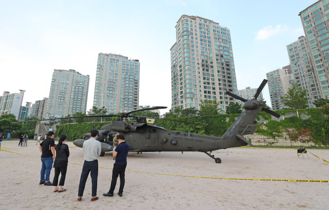  한강공원에 비상 착륙한 헬기                                                                                                                                                                      