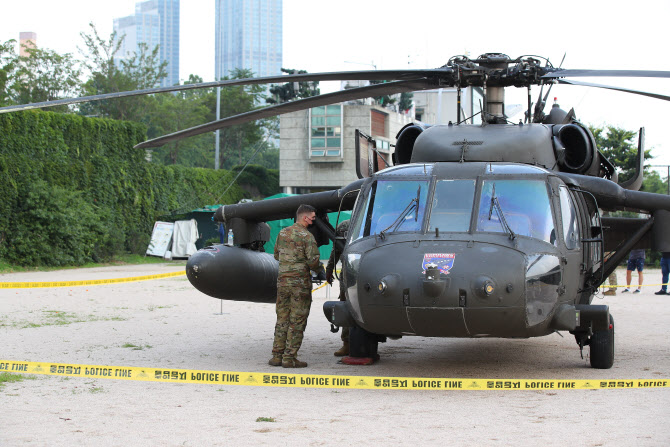  한강에 비상 착륙한 미군 소속 헬리콥터                                                                                                                                                            
