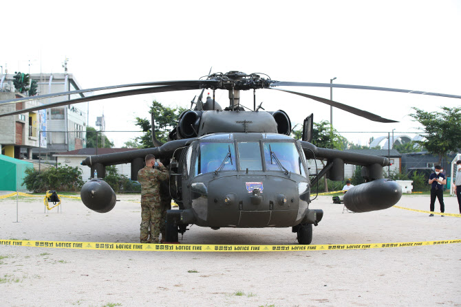  한강에 비상 착륙한 미군 소속 헬리콥터                                                                                                                                                            