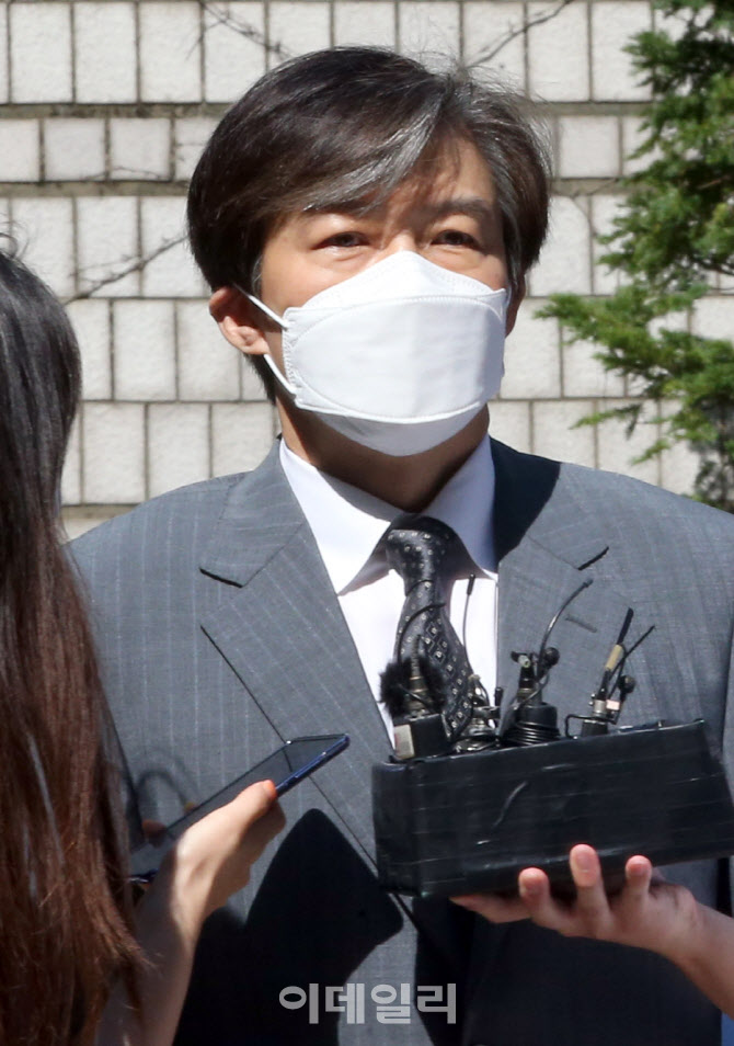 질문에 답하는 조국 전 법무부 장관                                                                                                                                                                 