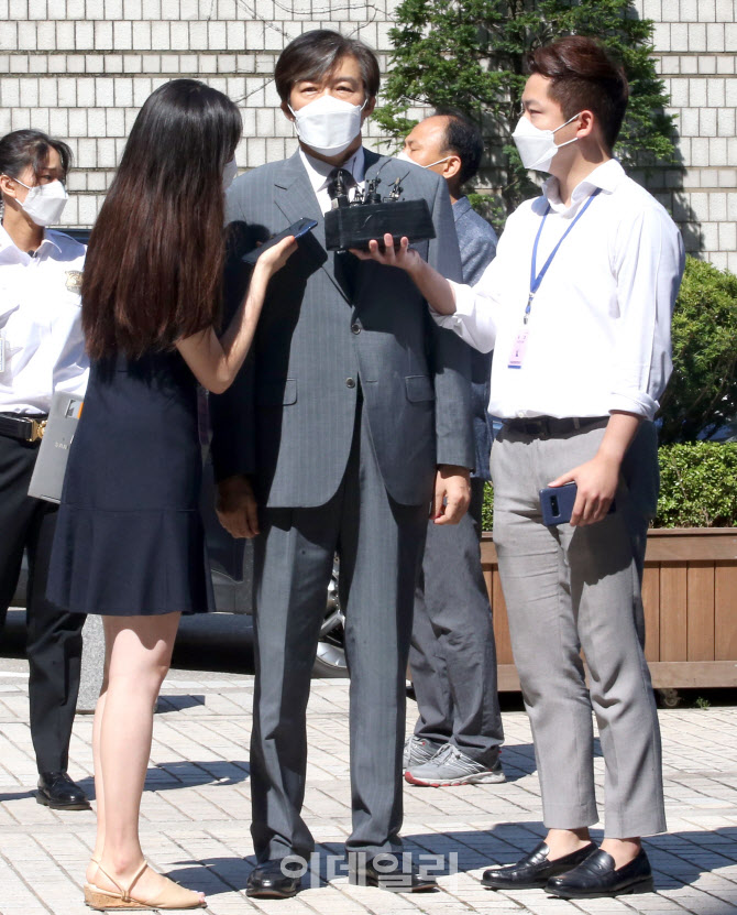 취재진 질문에 답하는 조국 전 법무부 장관                                                                                                                                                          