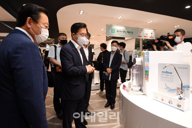  가전제품 살펴보는 산업부 장관                                                                                                                                                                    