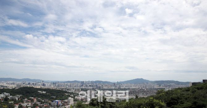 파란 하늘 가린 구름                                                                                                                                                                               