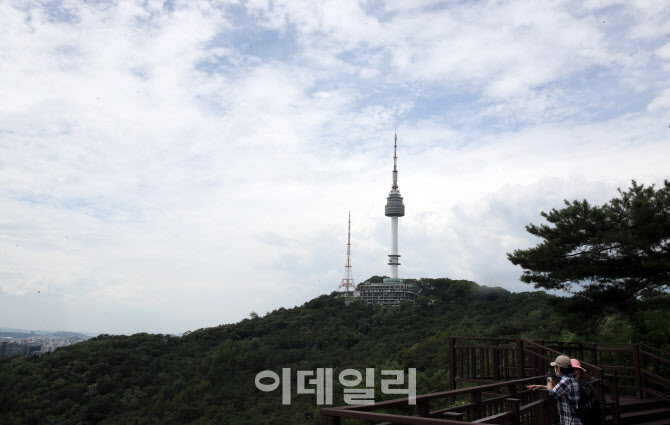 남산 N타워 넘어로 보이는 파란하늘                                                                                                                                                                 