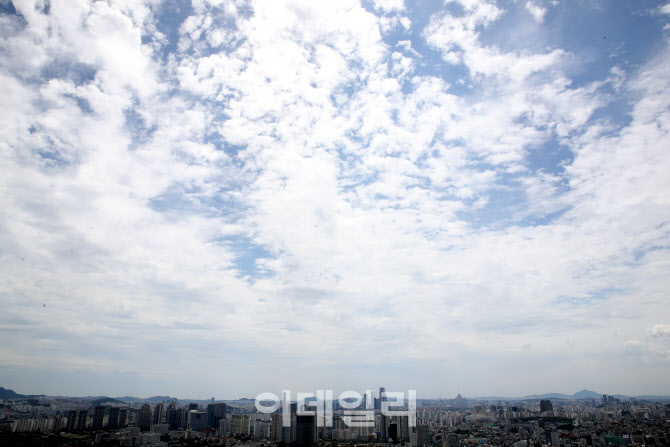 구름 사이 맑은 하늘                                                                                                                                                                               