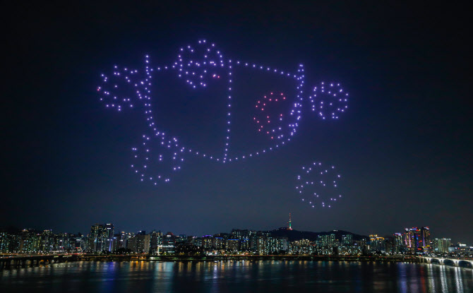 '코로나로 힘드시죠?' 서울 상공 깜짝 드론쇼                                                                                                                                                    