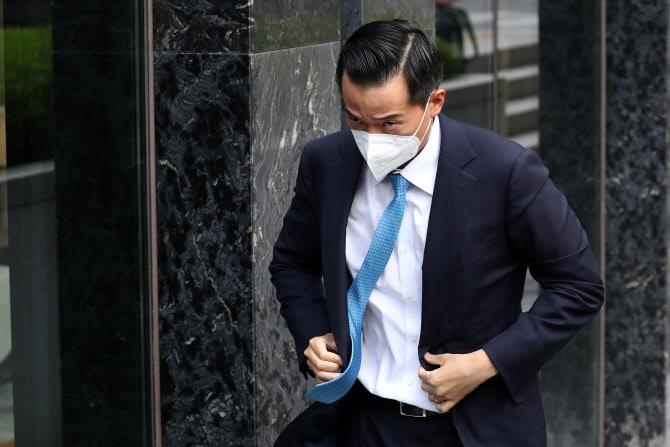 정기선 부사장 결혼식 참석하는 김동관 한화솔루션 부사장                                                                                                                                                  