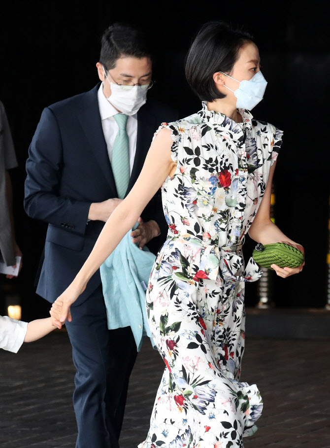 정기선 부사장 결혼식 참석하는 동생 정선이 부부                                                                                                                                                          